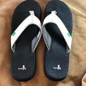 Sanuk Black and White Leather Flipflops Size 10